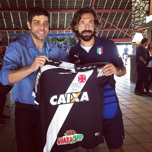 Il regalo di Juninho Pernambucano a Pirlo: la maglia autografata del Vasco da Gama, squadra in cui ha militato in tre occasioni, sia a inizio che a fine carriera. Instagram